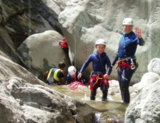 与家人一起在安纳西溪降 